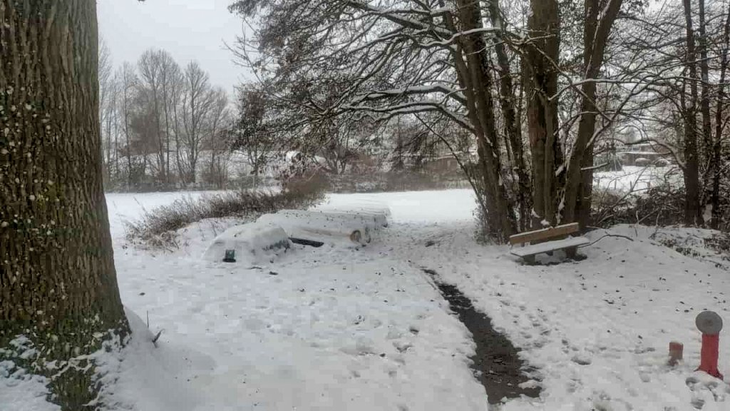 auchdiebooteaufderwinterwieseliegenuntereinerweissendecke.jpg